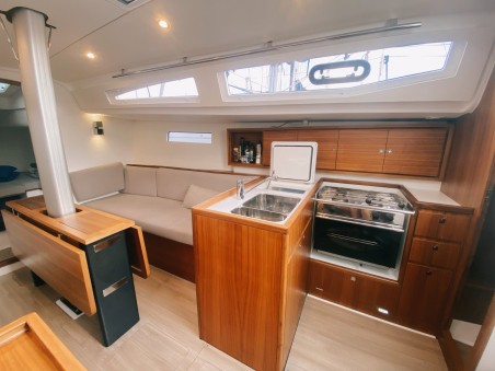 J Composites J 112 | Yacht Charter France | Travelboat