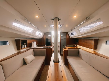 J Composites J 112 | Yacht Charter France | Travelboat