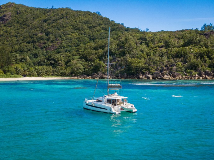 Catana Group Bali 4.3 - 4 + 2 cab. Antares