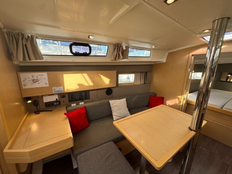 Bénéteau Oceanis 38.1 Delfino