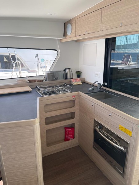 Lagoon-Bénéteau Lagoon 42 OW Sailing Breeze