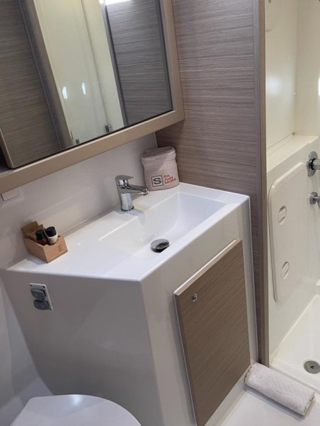 Lagoon-Bénéteau Lagoon 42 OW Sailing Breeze