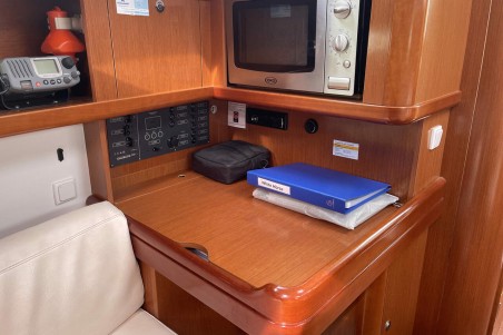 Bénéteau Oceanis 37 White Horse