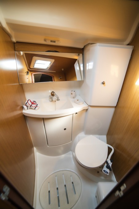 Jeanneau Sun Odyssey 42i Triton