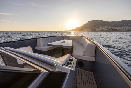 Vanquish Yachts Vanquish VQ40 Goldfinger