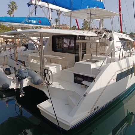 Leopard Catamarans / Robertson & Caine Leopard 40 Bellambriana
