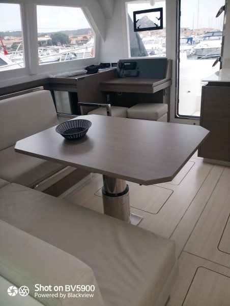 Leopard Catamarans / Robertson & Caine Leopard 42 - 4 cab. Mitsu