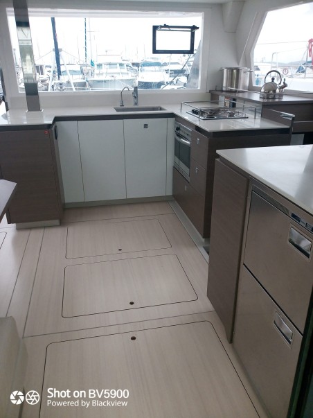 Leopard Catamarans / Robertson & Caine Leopard 42 - 4 cab. Mitsu