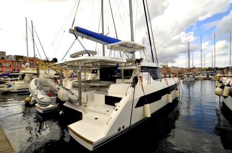 Leopard Catamarans / Robertson & Caine Leopard 42 - 4 cab. Myg V