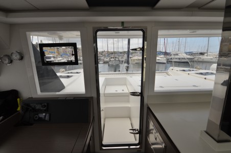 Leopard Catamarans / Robertson & Caine Leopard 42 - 4 cab. Myg V