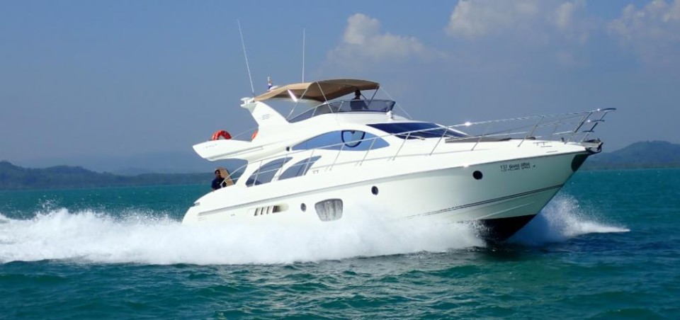 Azimut / Benetti Yachts Azimut 55 Fly Pillars