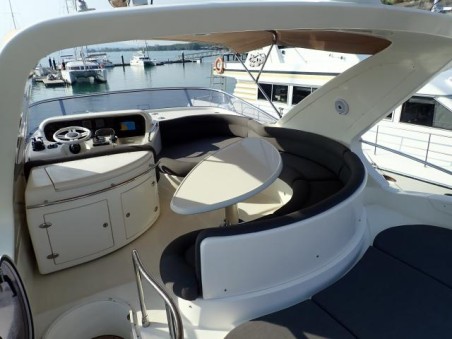 Azimut / Benetti Yachts Azimut 55 Fly Pillars