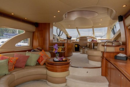 Azimut / Benetti Yachts Azimut 55 Fly Pillars