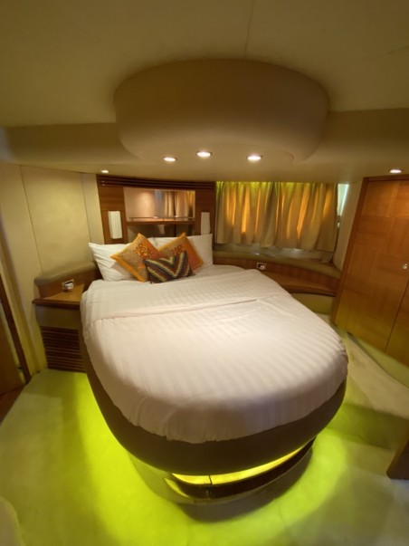 Azimut / Benetti Yachts Azimut 55 Fly Pillars