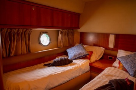 Azimut / Benetti Yachts Azimut 55 Fly Pillars