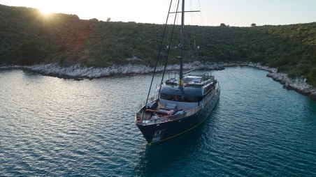 Unknown M/S Rara Avis Rara Avis