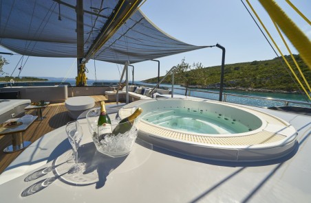 Unknown M/S Rara Avis Rara Avis