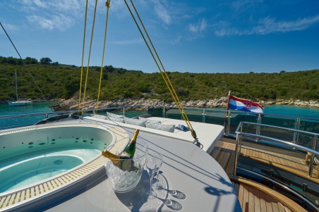 Unknown M/S Rara Avis Rara Avis