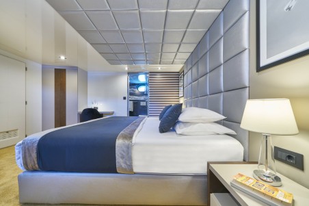 Unknown M/S Rara Avis Rara Avis