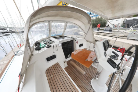 Oceanis 34 | Yacht Charter Croatia | Travelboat