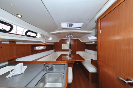 Oceanis 34 | Yacht Charter Croatia | Travelboat