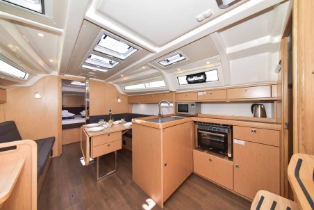 Bavaria Yachtbau Bavaria Cruiser 37 - 2 cab. White Pearl