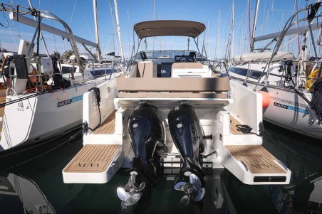 Nuva M9 Cabin | Yacht Charter Spain | Travelboat