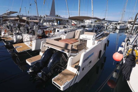 Nuva M9 Cabin | Yacht Charter Spain | Travelboat