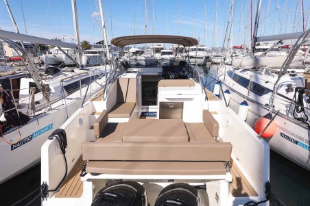 Nuva M9 Cabin | Yacht Charter Spain | Travelboat