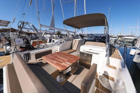 Nuva M9 Cabin | Yacht Charter Spain | Travelboat