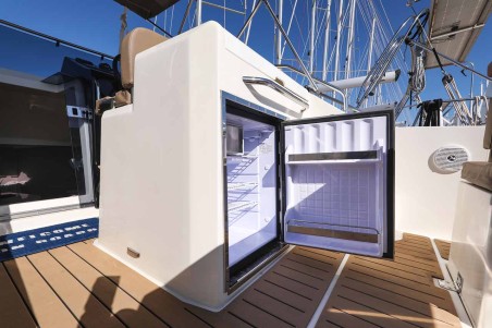 Nuva M9 Cabin | Yacht Charter Spain | Travelboat