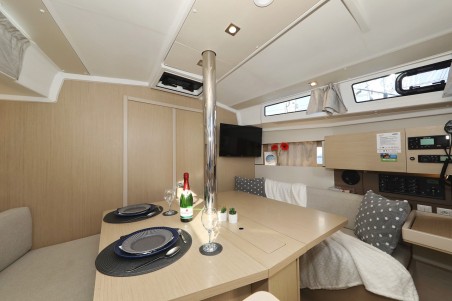 Bénéteau Oceanis 38.1 Angel07