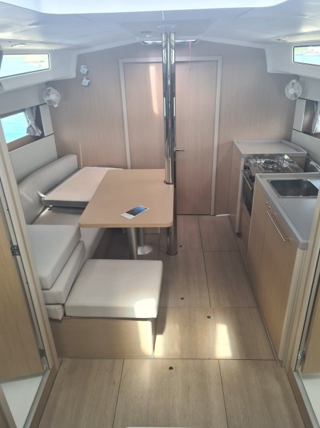 Bénéteau Oceanis 38.1 Illuminating