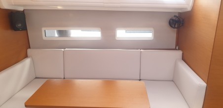 Jeanneau Sun Odyssey 410 | Yacht Charter Italy | Travelboat