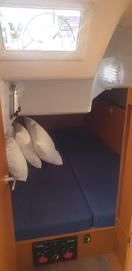 Jeanneau Sun Odyssey 410 | Yacht Charter Italy | Travelboat