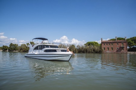 Minuetto 8 | Yacht Charter Italy | Travelboat