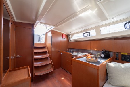 Oceanis 41.1 | Yacht Charter Croatia | Travelboat