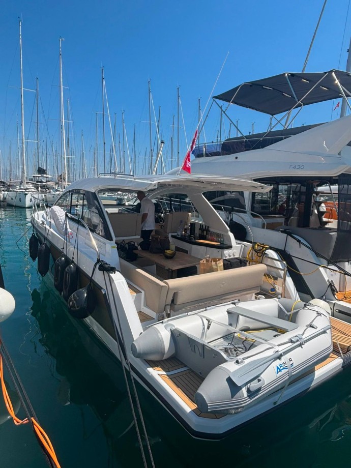 Sealine S335 | Yacht Charter Croatia | Travelboat