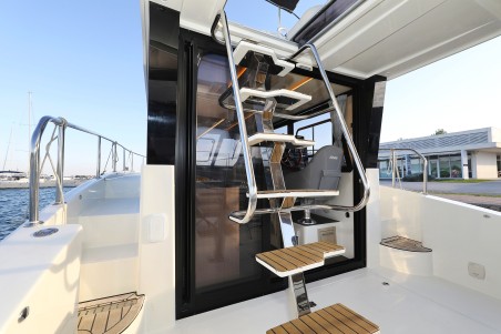 Cobra Yachts Futura 40 Grand Horizon Backup