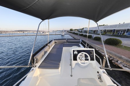 Cobra Yachts Futura 40 Grand Horizon Backup