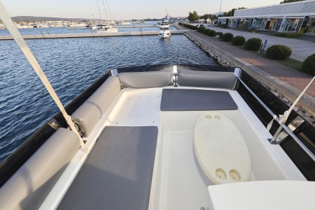 Cobra Yachts Futura 40 Grand Horizon Backup