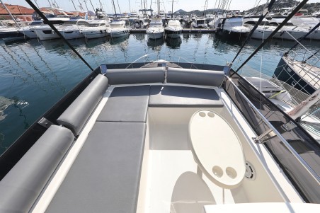 Cobra Yachts Futura 40 Grand Horizon Muneca