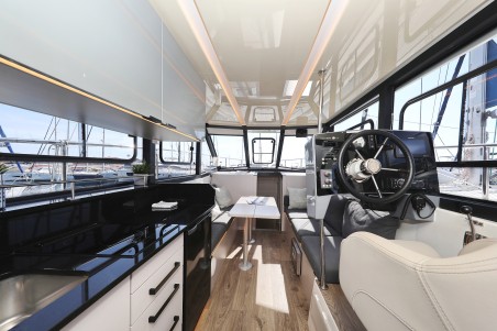 Cobra Yachts Futura 40 Grand Horizon Muneca