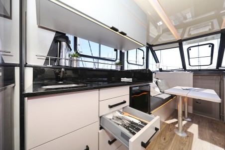 Cobra Yachts Futura 40 Grand Horizon Muneca