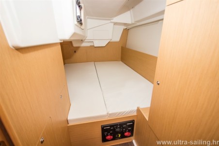 Beneteau Oceanis 35 | Czarter jachtu Chorwacja | Travelboat