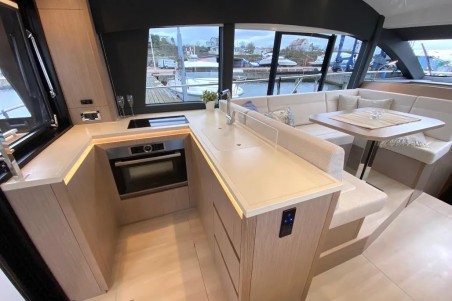 Sealine F430 | Yacht Charter Croatia | Travelboat