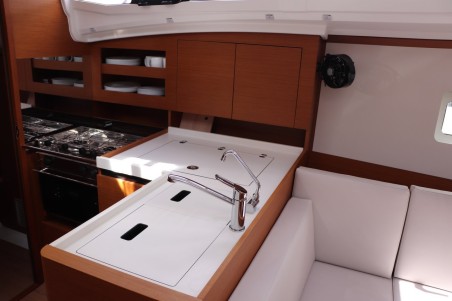 Jeanneau Sun Odyssey 380 - 3 cab. Bura Kiss