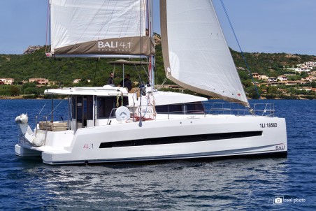 Catana Group Bali 4.1 - 4 + 2 cab. Alba