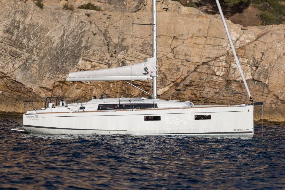 Bénéteau Oceanis 38.1 Sail Pride