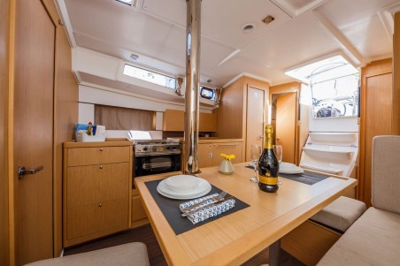 Bénéteau Oceanis 38.1 Pleasure